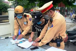 Mạo danh cán bộ công an lừa "bao" vi phạm giao thông