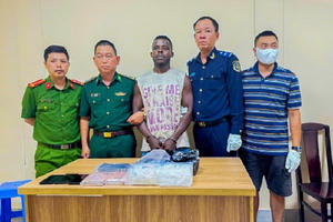 Hải quan phát hiện 2kg ma túy đá, 2 bánh heroin giấu trong bình nước nóng