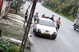 Chặn đầu ô tô, dùng mũ bảo hiểm đánh người giữa đường ở Hải Phòng