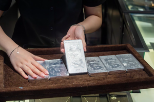 Giá bạc ngày 1/9: Bạc thế giới lùi về mốc 66,2 USD/ounce, bạc trong nước 'đi lùi'