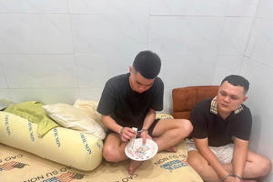 Tạm giữ 3 người tổ chức sử dụng trái phép chất ma túy tại xã Đại Phước Tạm giữ 3 người tổ chức sử dụng trái phép chất ma túy tại xã Đại Phước