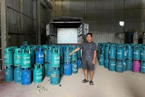 Điểm tin Pháp luật 25/08: Phát hiện đường dây mua bán, san chiết gas giả ở Hà Nội