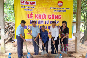Báo Pháp luật Việt Nam mang hơi ấm đến với vùng cao Quảng Trị Báo Pháp luật Việt Nam mang hơi ấm đến với vùng cao Quảng Trị