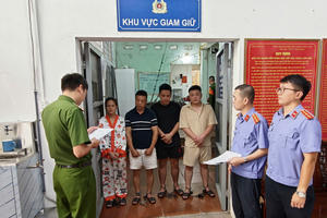 Tạm giữ 4 người trong vụ tài xế taxi bị hành hung tại Quảng Ninh Tạm giữ 4 người trong vụ tài xế taxi bị hành hung tại Quảng Ninh