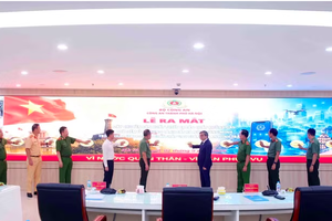 Công an Hà Nội ra mắt 3 sản phẩm chuyển đổi số bảo đảm an ninh, trật tự
Công an Hà Nội ra mắt 3 sản phẩm chuyển đổi số bảo đảm an ninh, trật tự