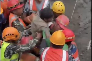 Cứu 2 công nhân mắc kẹt 9 ngày trong hầm do lũ quét ở Nepal