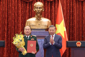 Tổng Bí thư, Chủ tịch nước Tô Lâm trao Quyết định thăng quân hàm Thượng tướng cho Phó Tổng Tham mưu trưởng Quân đội nhân dân Việt Nam Lê Quang Đạo