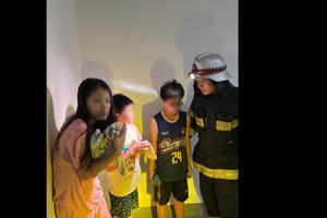 Cứu 3 người trong đám cháy chung cư ở Hà Nội