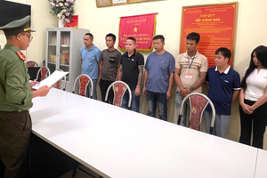 Khởi tố 07 đối tượng lừa đảo qua livestream bán xô cát đãi vàng Khởi tố 07 đối tượng lừa đảo qua livestream bán xô cát đãi vàng