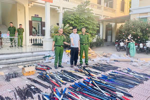 Khởi tố người đàn ông mua bán gần 1 tấn vũ khí thô sơ qua mạng xã hội