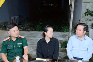 Bí thư tỉnh Hưng Yên cùng lãnh đạo Quân khu 3 thăm thân nhân thiếu tá quên mình cứu người
Bí thư tỉnh Hưng Yên cùng lãnh đạo Quân khu 3 thăm thân nhân thiếu tá quên mình cứu người