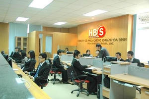 Sếp lớn Chứng khoán Hòa Bình (HBS) không bán được cổ phiếu, hoạt động kinh doanh trắng doanh thu