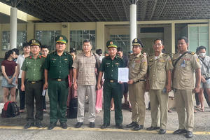 Điểm tin Pháp luật 15/09: Tiếp nhận hơn 100 công dân Việt Nam do Campuchia bàn giao Điểm tin Pháp luật 15/09: Tiếp nhận hơn 100 công dân Việt Nam do Campuchia bàn giao