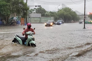 Hà Nội hứng trận mưa lớn nhất từ đầu mùa, có nơi lên tới gần 300mm