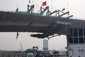 Đà giáo cầu vượt Vành đai 3- TPHCM nghiêng sệ, nguy cơ mất an toàn rất cao Đà giáo cầu vượt Vành đai 3- TPHCM nghiêng sệ, nguy cơ mất an toàn rất cao