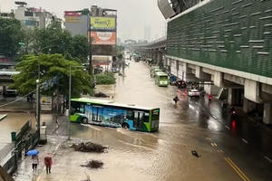 Hà Nội khẩn cấp phân luồng nhiều tuyến đường, cấm xe qua các điểm ngập