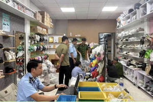 Người phụ nữ ở Gia Lai bán 748 đôi dép giả mạo nhãn hiệu CROCS trị giá hơn 273 triệu đồng bị khởi tố