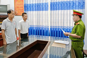 Chỉ đạo nhân viên chôn lấp hàng chục tấn chất thải, một giám đốc doanh nghiệp bị bắt giữ Chỉ đạo nhân viên chôn lấp hàng chục tấn chất thải, một giám đốc doanh nghiệp bị bắt giữ