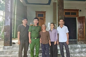Giúp cụ bà đi lạc trên đồi cát ở Quảng Trị trở về với gia đình Giúp cụ bà đi lạc trên đồi cát ở Quảng Trị trở về với gia đình