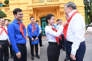 Kỳ 4: Rời chiếc khăn quàng đỏ, chọn con đường tương lai