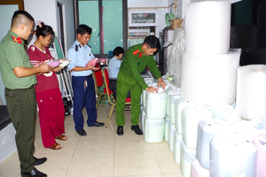 Phát hiện hơn 1.300 lít rượu không rõ nguồn gốc bán trên TikTok Phát hiện hơn 1.300 lít rượu không rõ nguồn gốc bán trên TikTok