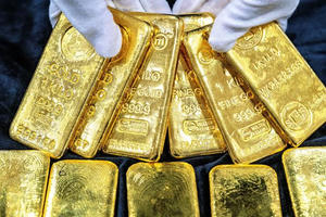 Giá vàng chao đảo vì lãi suất Fed, Goldman Sachs và Bernstein đồng loạt hạ dự báo