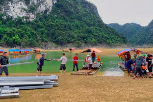 "Các cháu trong bản học được trên mạng không?" 