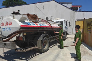 Phát hiện cơ sở thu mua phế liệu có dấu hiệu kinh doanh dầu không phép ở Thanh Hóa
