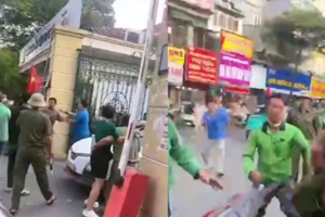 Công an vào cuộc vụ xô xát trước cổng Bệnh viện Đại học Y Hà Nội
