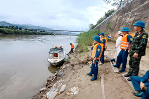 Chìm thuyền trên sông Hồng đoạn qua Lào Cai, 1 kiểm lâm viên mất tích