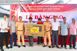 Phòng CSGT Công an TP Quảng Ninh mang lại mái ấm an toàn và tiếp thêm hy vọng vươn lên trong cuộc sống Phòng CSGT Công an TP Quảng Ninh mang lại mái ấm an toàn và tiếp thêm hy vọng vươn lên trong cuộc sống