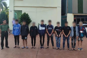 Bắt giam 20 đối tượng điều khiển xe máy mang theo hung khí tại Hưng Yên. Bắt giam 20 đối tượng điều khiển xe máy mang theo hung khí tại Hưng Yên.