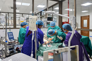 Người đàn ông sốc nhiễm khuẩn, ngừng tim nguy kịch do uống rượu