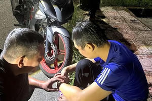Đại uý Công an lao xuống sông, cứu nam thanh niên nhảy cầu Đại uý Công an lao xuống sông, cứu nam thanh niên nhảy cầu