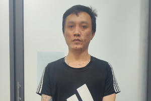 Xác định danh tính nam thanh niên dùng gậy đập phá ô tô đang lưu thông ở TP HCM