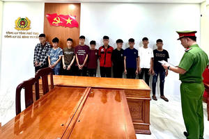 Khởi tố 10 thanh thiếu niên mang phóng lợn, vỏ chai bia hỗn chiến lúc rạng sáng Khởi tố 10 thanh thiếu niên mang phóng lợn, vỏ chai bia hỗn chiến lúc rạng sáng