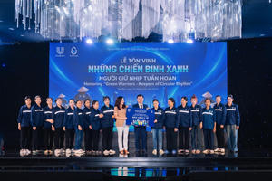 Những người phụ nữ phía sau gánh ve chai 