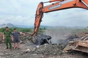 Phát hiện đường dây đổ, chôn lấp trái phép khoảng 300 tấn chất thải công nghiệp, khởi tố 2 bị can ở Quảng Ninh