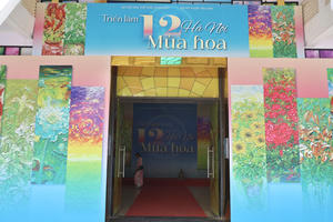 Ngắm Hà Nội qua 12 mùa hoa tại triển lãm mỹ thuật bên hồ Gươm