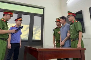Cha hành hạ hai con gái ruột bị bắt giam
