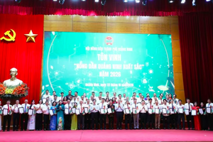 Quảng Ninh tôn vinh 63 nông dân xuất sắc và trao kỷ niệm chương “Vì giai cấp nông dân Việt Nam” Quảng Ninh tôn vinh 63 nông dân xuất sắc và trao kỷ niệm chương “Vì giai cấp nông dân Việt Nam”