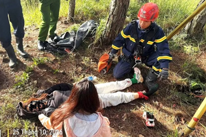 Giải cứu nữ du khách Malaysia mắc kẹt dưới hố sâu trên núi Hòn Bồ Giải cứu nữ du khách Malaysia mắc kẹt dưới hố sâu trên núi Hòn Bồ
