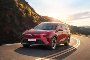 Lái thử VinFast VF MPV 7, khách hàng thích thú với tính năng giữ phanh tự động 