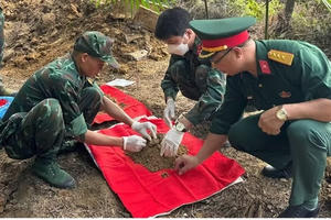Lào Cai cất bốc 3 mộ liệt sĩ chưa xác định rõ danh tính Lào Cai cất bốc 3 mộ liệt sĩ chưa xác định rõ danh tính