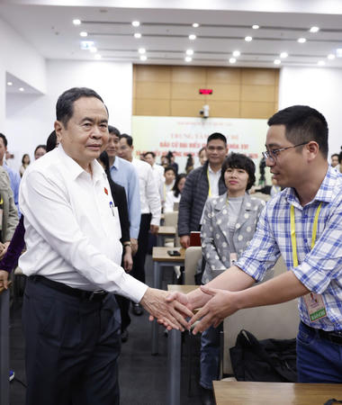 Chủ tịch Quốc hội Trần Thanh Mẫn thăm, động viên các phóng viên tại Trung tâm Báo chí bầu cử