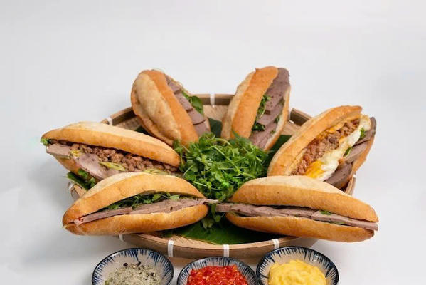 Hàng chục người ở Quảng Ngãi nhập viện, nghi ngộ độc sau khi ăn bánh mì