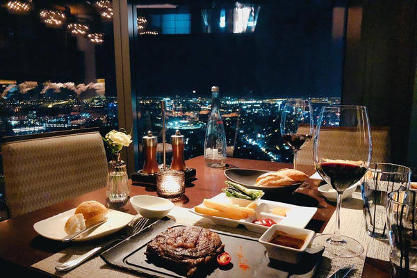 Thói quen ăn uống nửa đầu năm 2025: Ăn trưa 'cân đối', ăn tối 'bung lụa', không tiếc tiền cho trải nghiệm cao cấp 