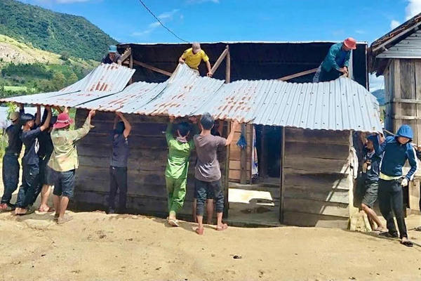 Thủ tướng chỉ đạo hỗ trợ tivi, tủ lạnh cho hộ dân bị sập nhà do lũ