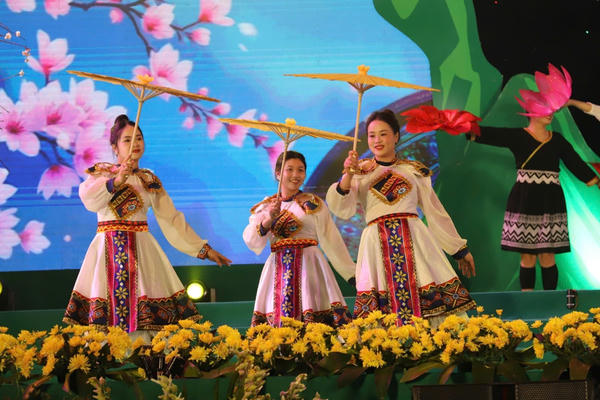 Rực rỡ đêm khai mạc 'Hẹn ước mùa hoa' trên cao nguyên Mộc Châu