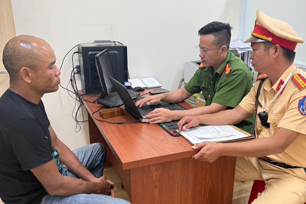 Tạm giữ tài xế điều khiển xe 16 chỗ quay nhiều vòng giữa ngã ba